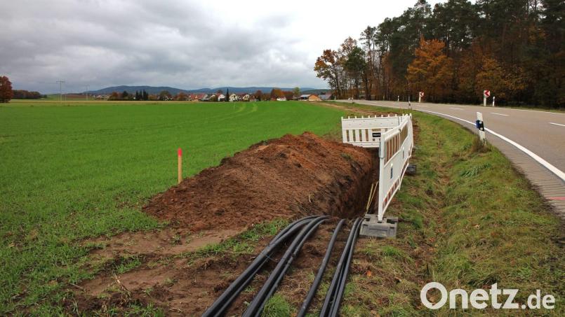 Die Bayernwerk Netz GmbH verlegt entlang der Staatsstraße St 2156, hier bei Grafenricht, leistungsstarke Mittelspannungskabel. Die Maßnahme ist Teil eines großen Netzbauprojektes zwischen dem Schalthaus Buchtal und dem Umspannwerk Schwarzenfeld. Bild: Bayernwerk/exb