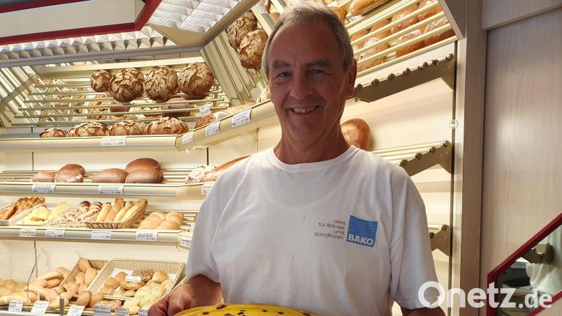 Josef Arnold aus Neustadt/WN präsentiert einen Kirwakuchen - auch Kirwadotsch genannt. Bild: Lowak