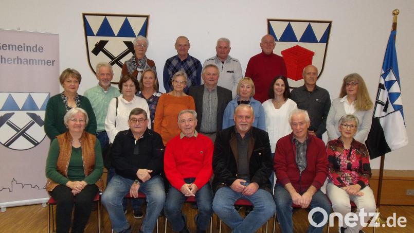 Bürgermeister Ludwig Biller (vorne, Dritter von rechts) ist nun offiziell Chef der Nachbarschaftshilfe. Koordinator Gerhard Müller (2. Reihe, Mitte) wird sich auch künftig um Organisation und Abläufe der Unterstützungen kümmern. Bild: gmü