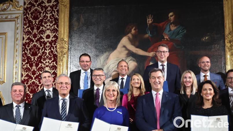 Gruppenbild bayerisches Kabinett mit Ernennungsurkunden: 1. Reihe l-r: Georg Eisenreich (CSU), Justizminister von Bayern, Christian Bernreither (CSU), Verkehrsminister von Bayern, Joachim Herrmann (CSU), Innenminister, Ulrike Scharf (CSU), Sozialministerin, Markus Söder (CSU), Ministerpräsident von Bayern, Michaela Kaniber (CSU), Landwirtschaftsministerin, Hubert Aiwanger (Freie Wähler), Wirtschaftsminister, Albert Füracker (CSU), Finanzminister, Zweite Reihe l-r: Eric Beißwenger (CSU), Staatsminister für Europaangelegenheiten, Florian Herrmann (CSU), Minister für Medien, Judith Gerlach (CSU), Ministerin für Gesundheit, Anna Stolz (Freie Wähler), Ministerin für Unterricht und Kultus, Tobias Gotthardt (Freie Wähler), Staatssekretär für Wirtschaft, Dritte Reihe l-r: Martin Schöffel (CSU), Staatssekretär für Finanzen, Thorsten Glauber (Freie Wähler), Minister für Umwelt, Markus Blume (CSU), Minister für Wissenschaft und Kunst, Fabian Mehring (Freie Wähler), Minister für Digitales, und Sandro Kirchner (CSU), Staatsminister des Innern in Bayern. Bild: Karl-Josef Hildenbrand