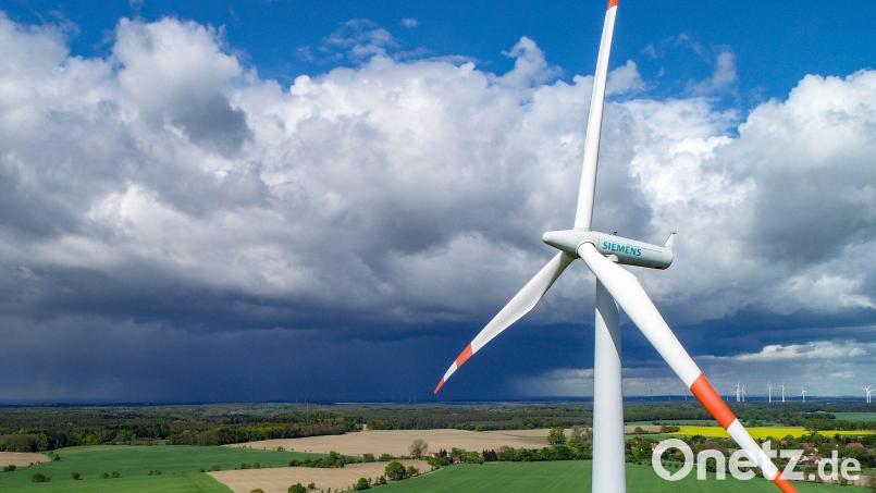 Wo können in Weiden Windräder gebaut werden, zumindest theoretisch? Potenzielle Flächen dafür werden in der vom Stadtplanungsamt und dem Klimaschutzmanagement der Stadt erarbeiteten Windpotenzialanalyse ausgewiesen. Symbolbild: Patrick Pleul / dpa