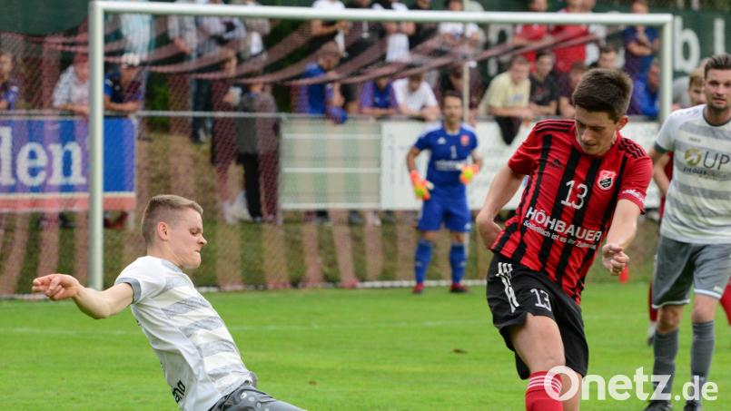 Kernige Zweikämpfe wie in dieser Szene zwischen dem Weidener Niklas Lang (links) und Fabian Magerl vom SC Luhe-Wildenau wird es auch im Rückspiel am Freitagabend wieder zu sehen geben. Archivbild: mhs