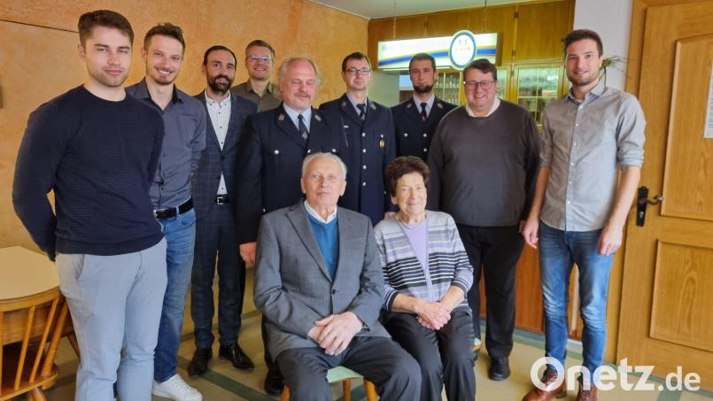 Rudolf Kappl (vorne, links) feiert 90. Geburtstag. Dazu gratulieren Ehefrau Maria, die vier Enkel, Pfarrer Udo Klösel (Zweiter von rechts), Bürgermeister Bürgermeister Armin Bulenda (Dritter von links) und eine Abordnung der Feuerwehr mit 2. Vorsitzendem Fritz Steinhilber. Bild: gi