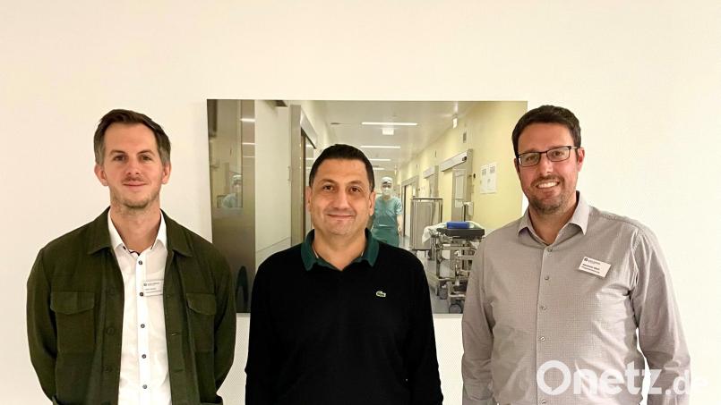 Dr. Alaa Qutum (Mitte) ist der neue Sektionsleiter der Wirbelsäulenchirurgie in der Asklepios Klinik Lindenlohe. Bild: Felix Haas/exb