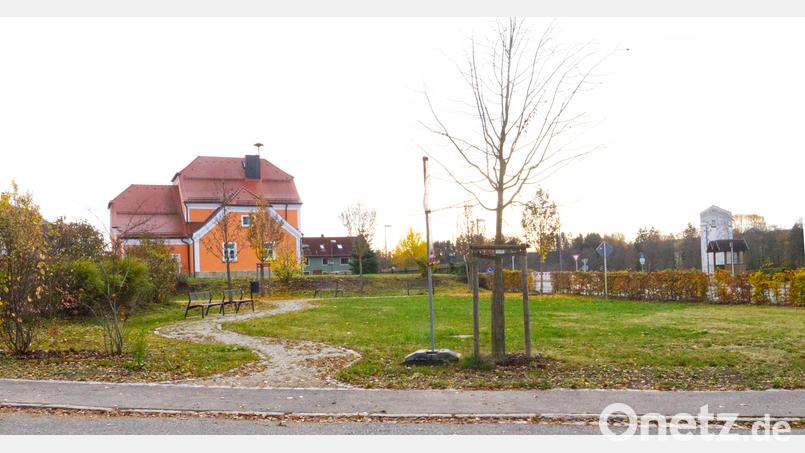 Gleich hinter dem neu sanierten Feuerwehrhaus, das früher einmal die Schule war, soll in der Parkanlage nach den Wünschen der Grötschenreuther ein Spielplatz entstehen. Bild: njn