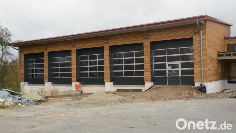 Das Feuerwehrhaus Eslarn nähert sich zusehends seinem späteren Aussehen. Für die Finanzierung der Baumaßnahme hat der Marktrat eine Kreditaufnahme aus dem Programm Investkredit Kommunal Bayern der Bayerischen Landesbodenkreditanstalt beschlossen. Bild: bey