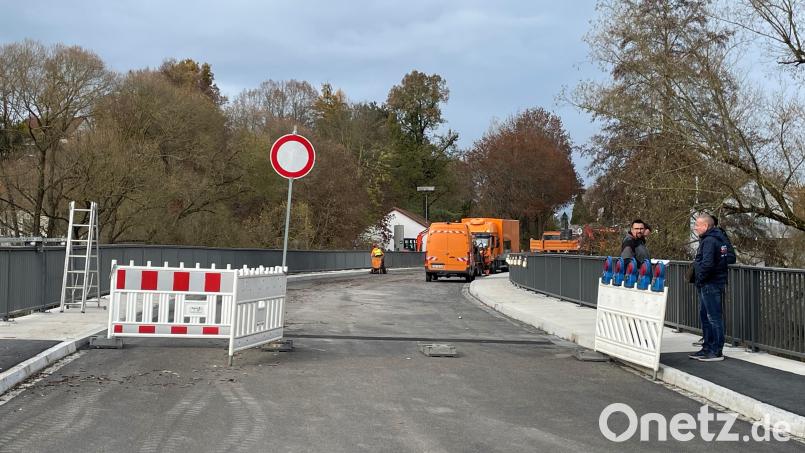 Die Abnahme der Brücke über die Waldnaab Richtung Mühlberg erfolgte am Donnerstagnachmittag ohne nennenswerte Beanstandungen. Bild: phs