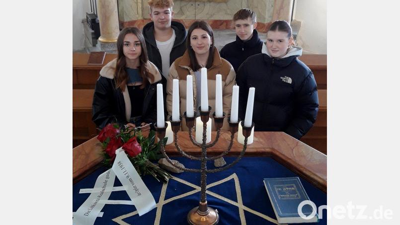 Rosen als Symbol der Erinnerung an die Pogromnacht am 9. November 1938 legen Schüler der Neustädter Lobkowitz-Realschule in der Flosser Synagoge am Almemor nieder. Bild: le