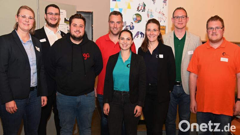 Mit Moritz Baumgartner (KJG St. Martin) hat der Vorstand des Stadtjugendrings nun wieder fünf Beisitzer. Im Vorstand sind (ab Dritter von links): Moritz Baumgartner, Tobias Höhne, Lisa Höhne, Sarah Hollweck, Christoph Hollweck und Florian Schmidt. Mit auf dem Bild: Jonas Scherer (Zweiter von rechts), der Vorsitzende des Bezirksjugendrings, und Susanne Augustin, die Jugend- und Sozialreferentin der Stadt Amberg. Es fehlt Vorstandsmitglied Hildegard Helm-Fischer. Bild: gf