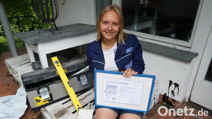 Anna Müller aus Oberwappenöst hat in diesem Jahr ihre Ausbildung zur Maurerin abgeschlossen – als einzige Frau im Bereich der Bauinnung Nordoberpfalz. Nun hält sie ihren Gesellenbrief in den Händen. Bild: kaz