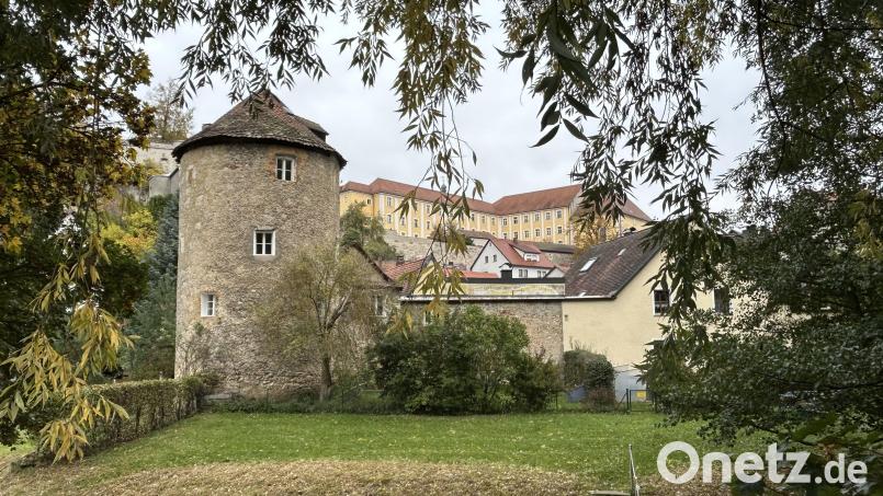 Der runde Wehrturm im Schatten des Sulzbacher Wittelsbacher-Schlosses stammt aus dem Jahre 1388. Künftig soll er Autoren einen Monat lang im Mai als kostenlose Wohnung für Abschlussarbeiten dienen. Bild: Andreas Royer