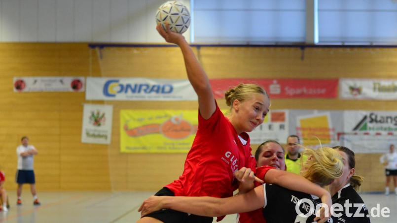 Tamara Mrveckova (links) und die Handballerinnen der HSG Nabburg/Schwarzenfeld gastieren am Samstag beim TV Erlangen-Bruck. Archivbild: mhs