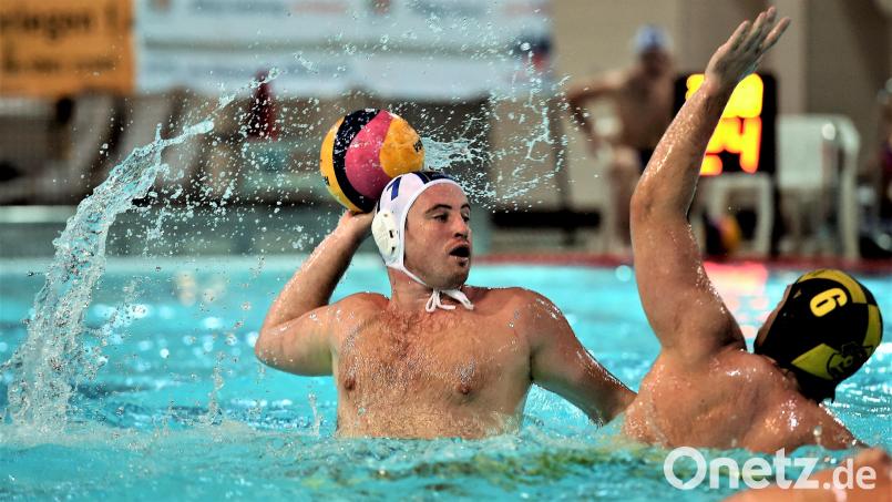 Sean Ryder (links) wechselt aus dem Wasser an den Beckenrand: Der Routinier ist neuer Trainer der Zweitliga-Wasserballer des SV Weiden. Archivbild: G. Büttner