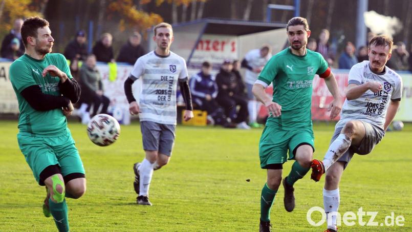 Szene aus der vergangenen Saison: Der Etzenrichter Torjäger Martin Pasieka (rechts) zieht ab, während Benedikt Sichert vom FC Weiden-Ost nur die Zuschauerrolle bleibt. Die Spielführer beider Mannschaften sehen dem Spitzenspiel am 19. Spieltag der Bezirksliga Nord optimistisch entgegen. Das Vorrundenspiel hatte der SVE mit 2:1 für sich entschieden. Archivbild: war