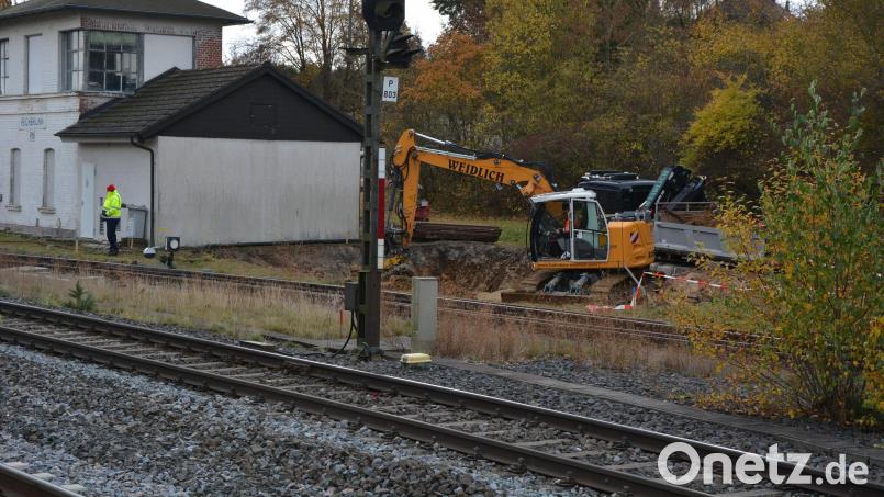 Am Bahnhof Pechbrunn baut die Deutsche Bahn ein neues elektronisches Stellwerk. Das hat bereits jetzt Folgen für einen Teil der Gemeindebürger. Bild: jr