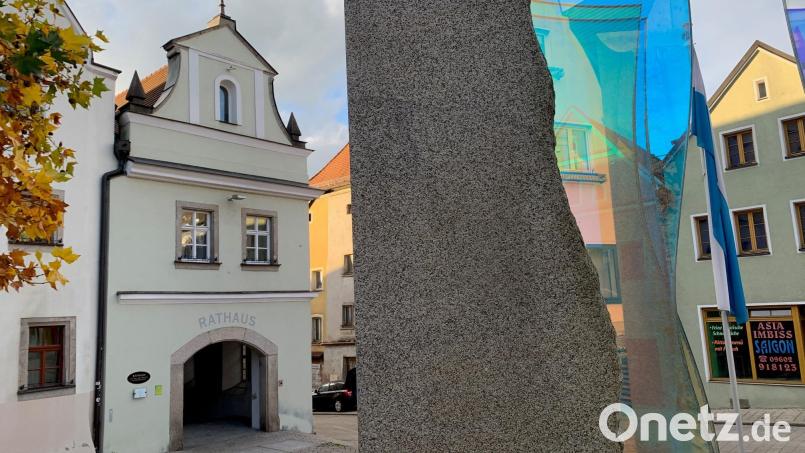 Das Neustädter Rathaus schimmert äußerlich im freundlichen Licht. Der Sitzungssaal war am Dienstagabend im Stadtrat allerdings nicht in so beschaulicher Stimmung. Bild: Gabi Schönberger