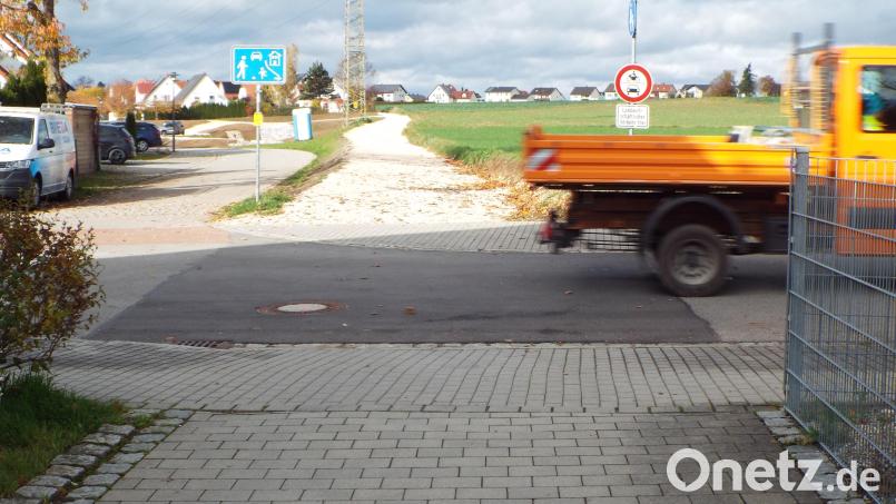 Eine viel frequentierte Verbindung ist der Weg aus dem Wohnviertel Marienbader Straße in Richtung Willy-Brandt-Straße, an der sich neu das Regenüberlaufbecken (Hintergrund) befindet. Im Zuge des Baus wurde der Fußgängerweg entfernt und asphaltiert – jetzt kommt er wieder hin, so will es der Gemeinderat. Bild: e