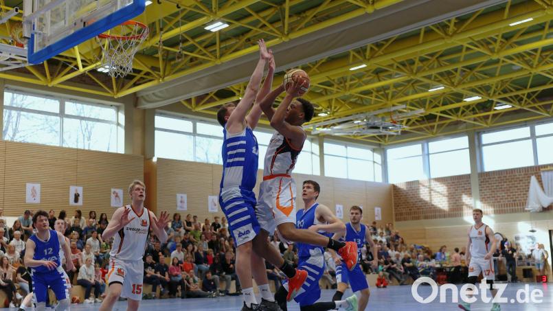 Rasheed Reams führt mit starken Drives Neustadt noch einmal heran. Die Niederlage gegen die Spurs kann aber auch er nicht verhindern. Archivbild: Dieter Jäschke