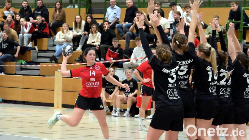 Paula Eckert (links) und der HC Sulzbach erwarten im Heimspiel am Samstag die HSG Weidhausen-Ebersdorf. Archivbild: Hubert Ziegler