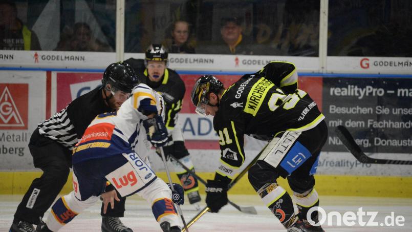 Auf Michael Kirchberger (rechts, Szene aus dem Heimspiel gegen Geretsried) und den ERSC Amberg kommt am Freitagabend beim Tabellenzweiten EHC Königsbrunn Schwerstarbeit zu. Archivbild: Andreas Brückmann
