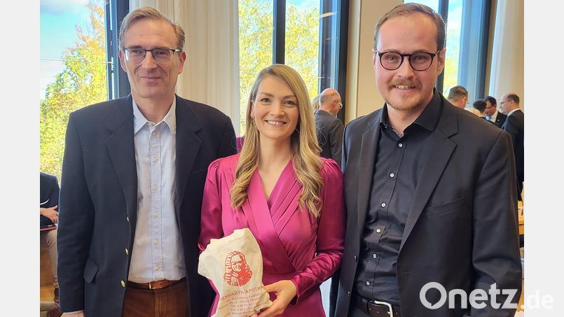 Landtagsabgeordneter Alexander Flierl (links) und der Oberviechtacher Kreis- und Stadtrat Tobias Ehrenfried (rechts) gratulieren der neuen Staatsministerin für Gesundheit, Pflege und Prävention, Judith Gerlach. Bild: Stimmkreisbüro Flierl/exb