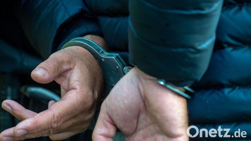 Ein durch die Staatsanwaltschaft Stuttgart gesuchter 38-Jähriger ging einer Streifenbesatzung der Polizeiinspektion Waldsassen am Mittwochnachmittag ins Netz. Symbolbild: Stefan Sauer/dpa/Illustration