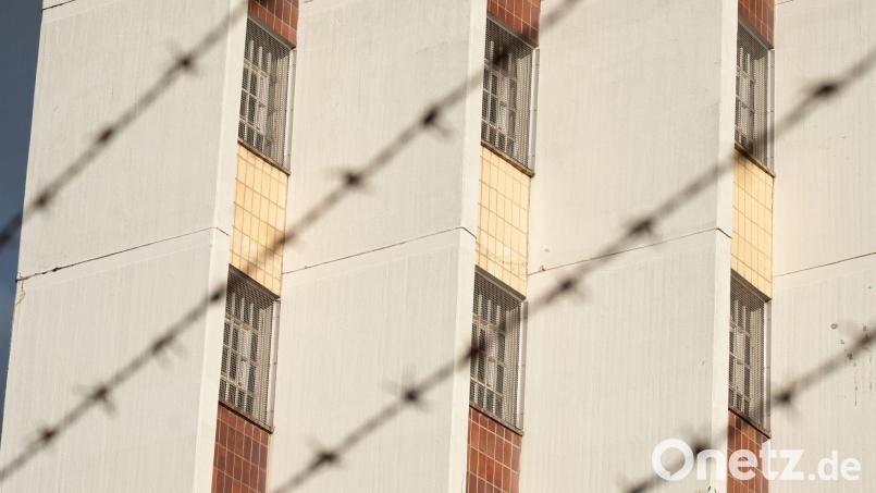 Ein Stacheldrahtzaun umzäunt das Gelände einer Justizvollzugsanstalt. Bild: Bernd Weißbrod/dpa/Symbolbild