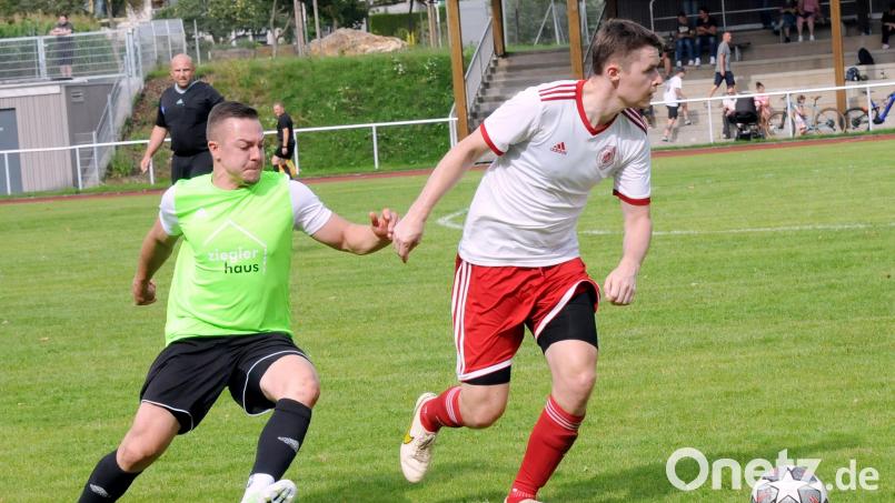 Der TSV Bärnau empfängt am Sonntag die SpVgg Wiesau. Das Hinspiel (Szene mit dem Bärnauer Jonas Zintl, links, und Fabian Nickl) gewannen die Wiesauer mit 4:0. Archivbild: hho