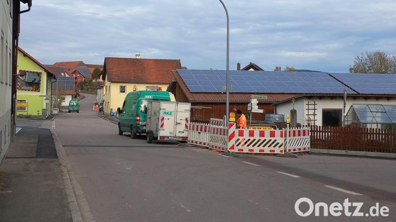 Bürgermeister Walter Schauer gab bei der Gemeinderatssitzung bekannt, dass Teile der Neunburger-Straße in Kulz für Ausbesserungsarbeiten beim Glasfaserausbau nochmal geöffnet werden müssen. Bild: mnt