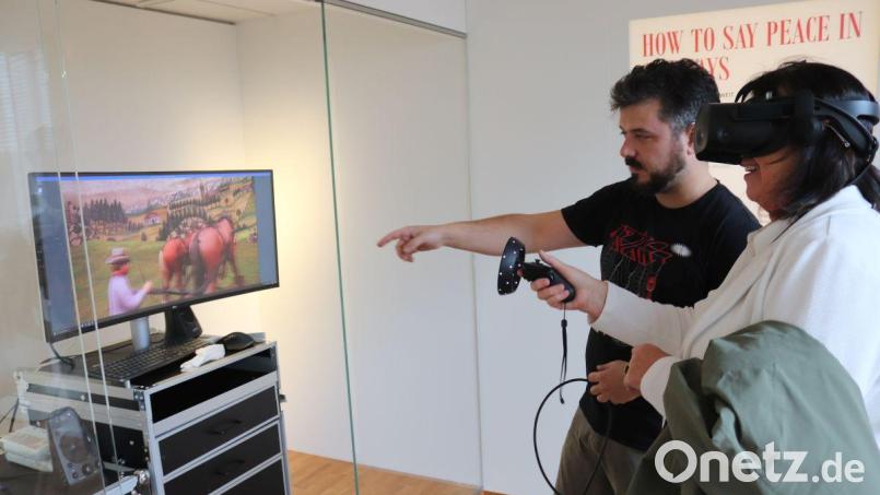 Landschaftskrippe im digitalen Zeitalter: Besucher konnten sich mit einer VR-Brille auf dem Kopf auf virtuelle Tour durch eine Marktredwitzer Landschaftskrippe begeben. Bild: Egerland-Museum/exb