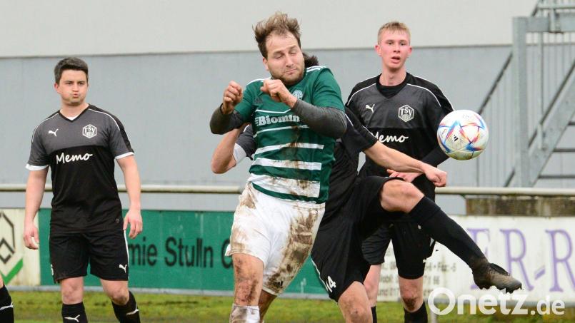 Florian Weingärtner (Mitte) haut sich bei den Dieterskirchenern voll rein. Der Stürmer trifft auch in dieser Saison gut (8 Tore), obwohl das Team auf dem vorletzten Platz der Kreisliga West steht. Bild: mr