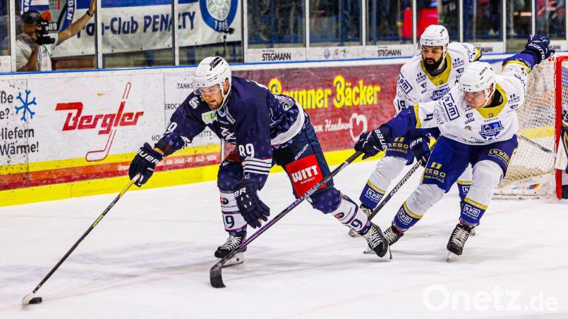 Die Blue Devils gewannen am Freitag beim EV Lindau mit 5:1. Das Bild zeigt eine Szene aus dem Hinspiel (5:2) mit dem Weidener Tyler Ward (links). Archivbild: Werner Moller