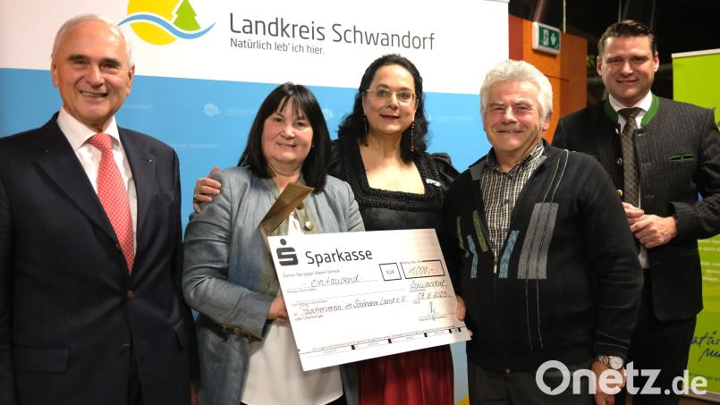 Vereinsvorsitzender Alois Hagl (links), Landrat Thomas Ebeling (rechts) und Laudatorin Sissy Thammer (Mitte) überreichten den Vertretern des Paschervereins im Schönseer Land, Birgit Höcherl (Zweite von links) und Andreas Ebnet (Zweiter von rechts), den Kultur-Zukunftspreis in der Kategorie &quot;Darstellende und bildende Kunst&quot;. Bild: Hirsch