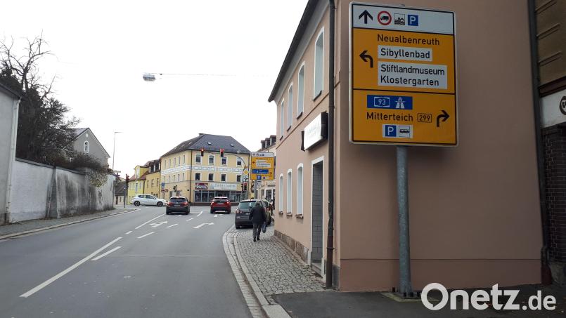 Ein großer Wegweiser an der Egerer Straße in Waldsassen steht an der neu gestrichenen Fassade des Gasthauses „Zum 
Peterbauer“, das zweite, annähernd gleiche Schild weiter hinten vor der Ampelkreuzung. Bild: pz
