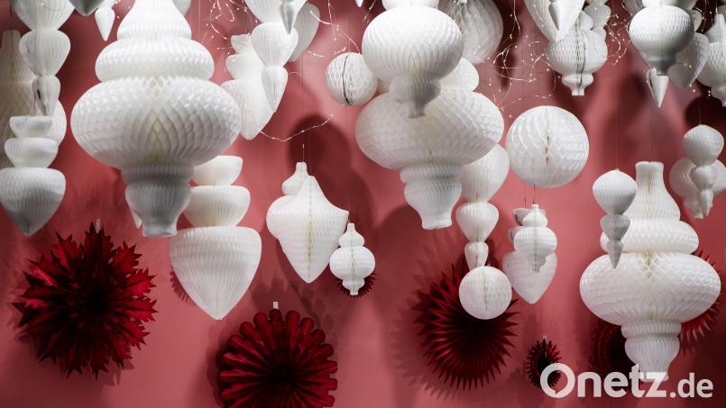 Edel-Look: Weihnachtsdeko aus Papier. Bild: Franziska Gabbert/dpa
