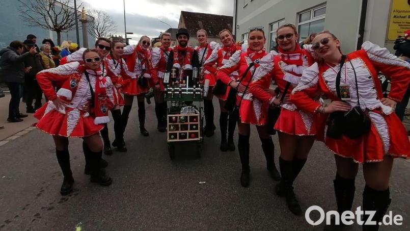 Faschingszug macht immer Spaß: Das Bild zeigt Gardemädchen der Nabburger Faschingsgesellschaft beim Umzug in Pfreimd 2023. Archivbild: Graja/exb