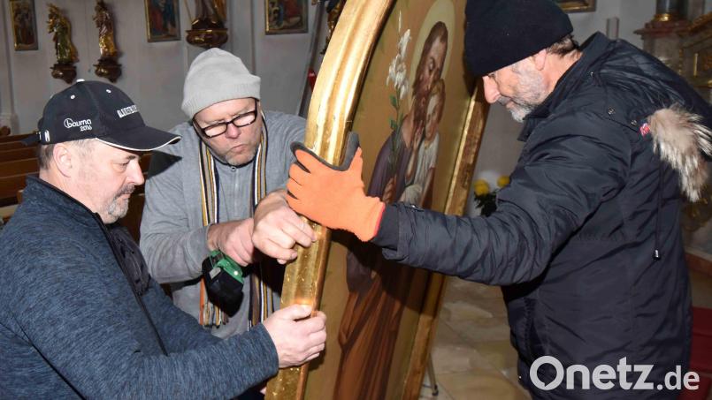 Nach der Anlieferung packten Mitglieder der Kirchenverwaltung und weitere Helfer mit an, um die Bilder fachgerecht in die Altäre einzubauen. Im Bild: (von links) Kirchenpfleger Gerhard Hecht, Adalbert Sporrer und Wolfram Strehl. Bild: Thomas Sporrer