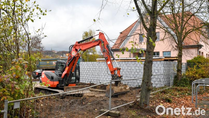 &quot;Wer hat so etwas genehmigt?&quot;: Die Baustelle für eine Doppelgarage beim Jugendzentrum Klärwerk in Amberg ist Stadtrat Dieter Mußemann ein Dorn im Auge. Bild: Petra Hartl
