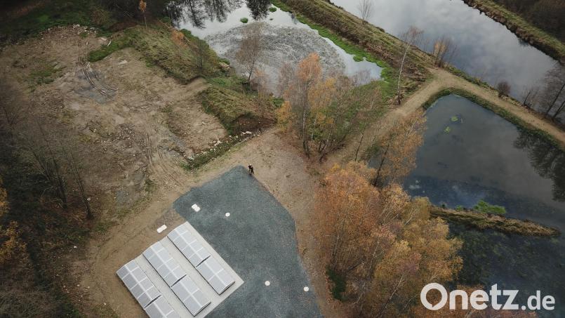 Über Scheibentauchkörper (unter den Abdeckungen am unteren Bildrand) werden die Abwasser künftig geklärt. Die Klärweiher haben dann ausgedient. Bild: Hermann Markgraf/exB