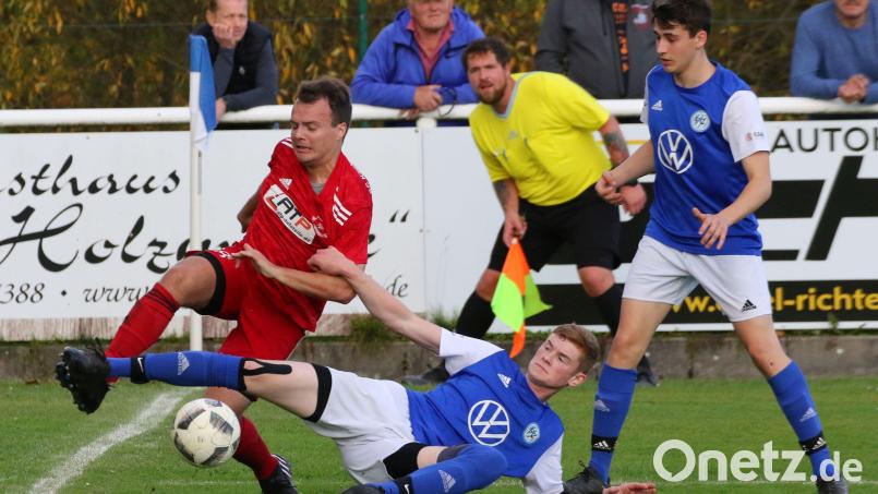 Die Derbys zwischen dem SC Kirchenthumbach und FC Tremmersdorf sind immer hart umkämpft. Die Szene stammt aus einem Duell der vergangenen Saison: Der Tremmersdorfer Lukas Kutzer (am Boden) grätscht dabei gegen SC-Spieler Johannes Stopfer. Bild: Dieter Jäschke