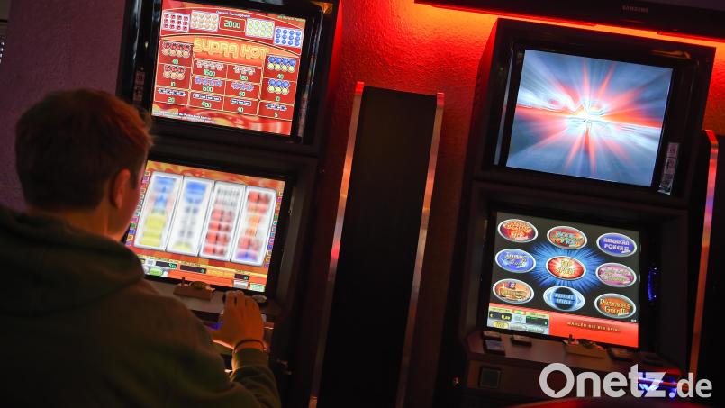 Die Polizei in Schwandorf erwischt zwei Männer, die jeweils zwei Spielautomaten gleichzeitig bedienten. Symbolbild: Britta Pedersen/dpa