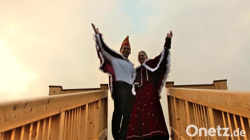 Auf den Thron beim Sibyllenbad stiegen das Prinzenpaar Franziska I. und Florian I. zum Faschingsauftakt. Dazu wurde das Münchenreuther Narrenschutzgebiet auf die Gemeinde Bad Neualbenreuth ausgeweitet, wie es heißt. Bild: Lukas Forster/exb