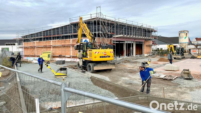Die Bauarbeiter greifen wieder zur Schaufel: Die Arbeiten in der Robert-Bosch-Straße in Weiden für den neuen Netto- und Fristo-Markt sind in vollem Gange. Bild: Gabi Schönberger