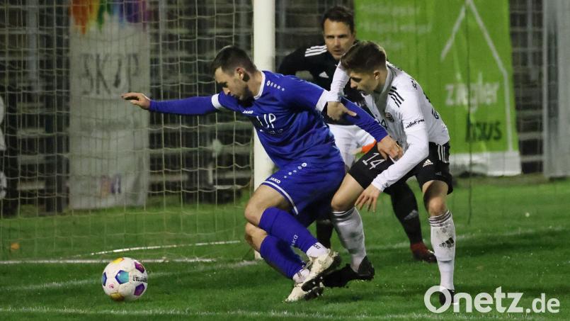 Patryk Bytomski (links), Torschütze zum 1:0, taucht gefährlich vor dem Luhe-Wildenauer Tor auf. SC-Verteidiger Fabian Geitner und SC-Keeper Roland Frischholz können dem Treiben des Weidener Mittelfeldspielers nur zusehen. Bild: Dieter Jäschke