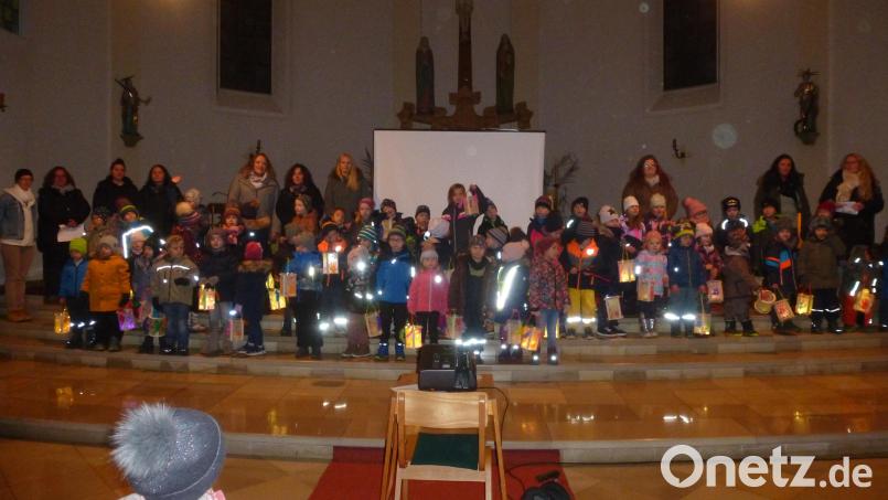 Im Altarraum der Kirche beten und singen die Kinder. Bild: bk