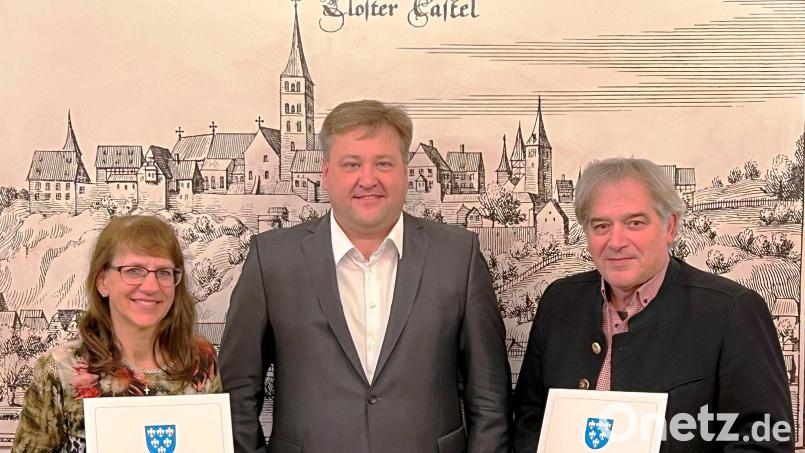 Bürgermeister Stefan Braun (Mitte) händigt den neuen Kastler Ortsheimatpflegern Sabine Palesch und Wolfgang Herdegen die Ernennungsurkunden aus. Bild: jp
