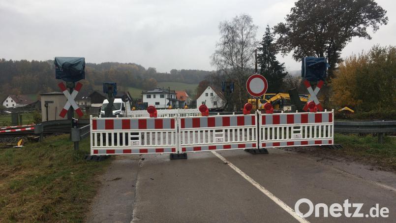 Der Bahnübergang Haindorf ist gesperrt. Gleise werden ausgetauscht. Das Gleiche erfolgt parallel in Untersteinbach. Bild: ihl