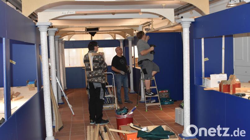 Das Aufbauteam der Krippenfreunde arbeitet seit zwei Wochen an der Unterkonstruktion für die große Krippenausstellung im Museumsquartier. Ab Mitte November kommen die Krippenbesitzer mit ihren Schätzen. Bild: Thomas Sporrer