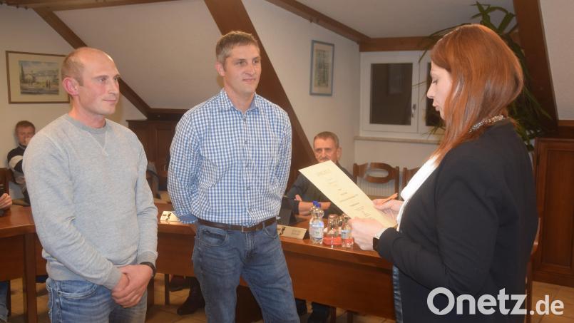 Bürgermeisterin Marina Hirnet vereidigt Felix Woppmann und Anton Plödt (von rechts) als neue Feldgeschworene. Bild: fz