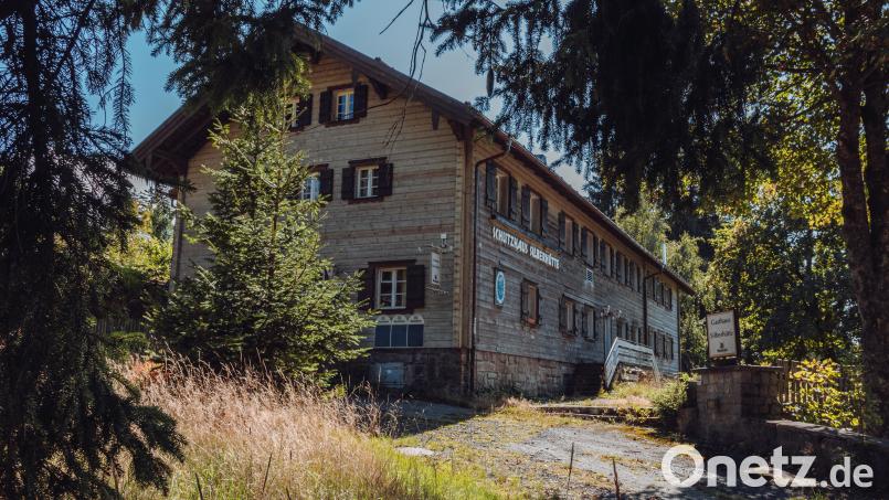 Das Schutzhaus Silberhütte ist derzeit ungenutzt. Das Landratsamt Tirschenreuth hatte das Gebäude als Unterkunft für Flüchtlinge im Auge. Der Bärnauer Stadtrat entschied sich dagegen, das Schutzhaus für diesen Zweck zu vermieten. Bild: Susanne Forster